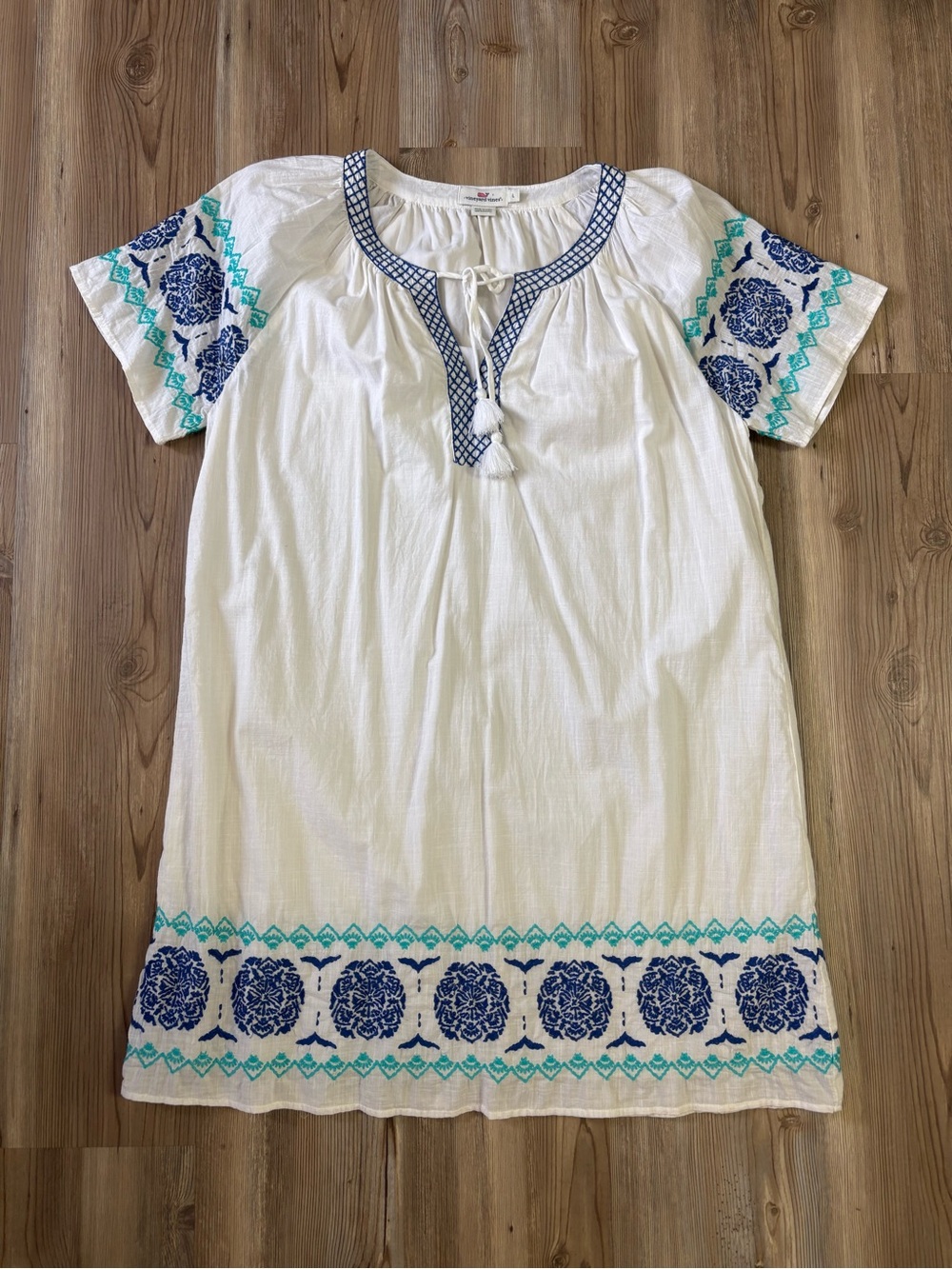 Vineyard Vines White Embroidered Dress with Blue Accent size Large
